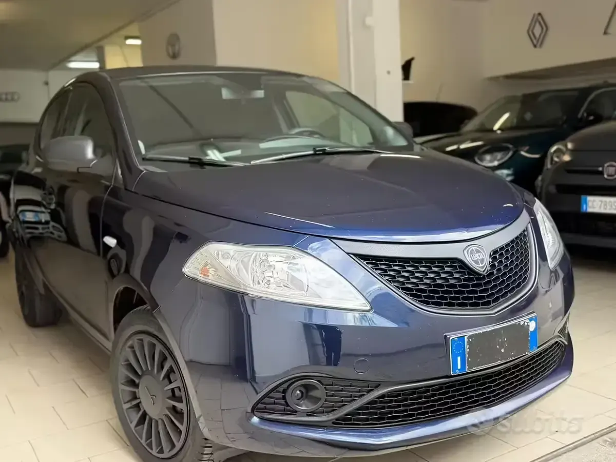 Usata Lancia Ypsilon 69 CV (50 kW) 2018 Blu Utilitaria