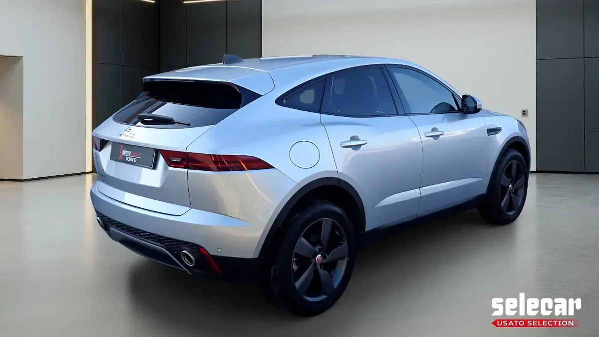 Usata Jaguar E-Pace R-Dynamic 150 CV (110 kW) 2021 N2s argento metallizzato SUV