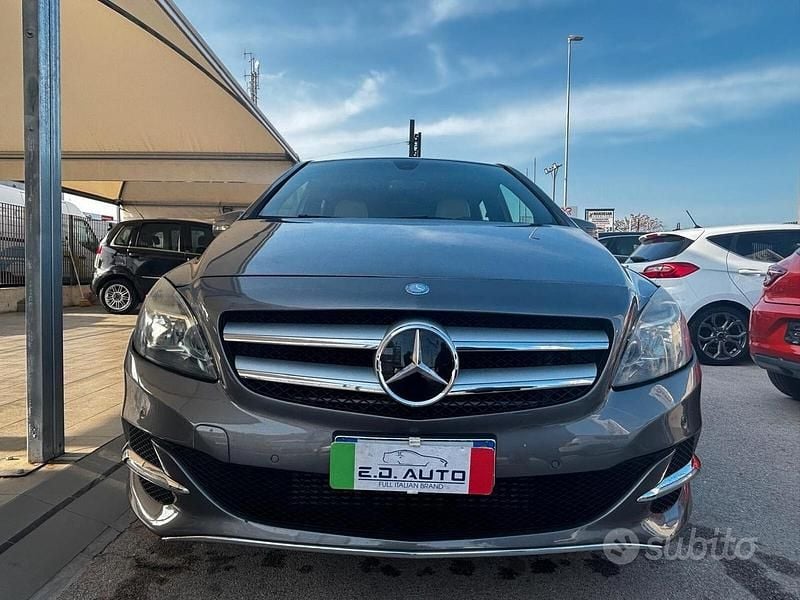 Usata Mercedes B200 156 CV (114 kW) 2015 Marrone Monovolume