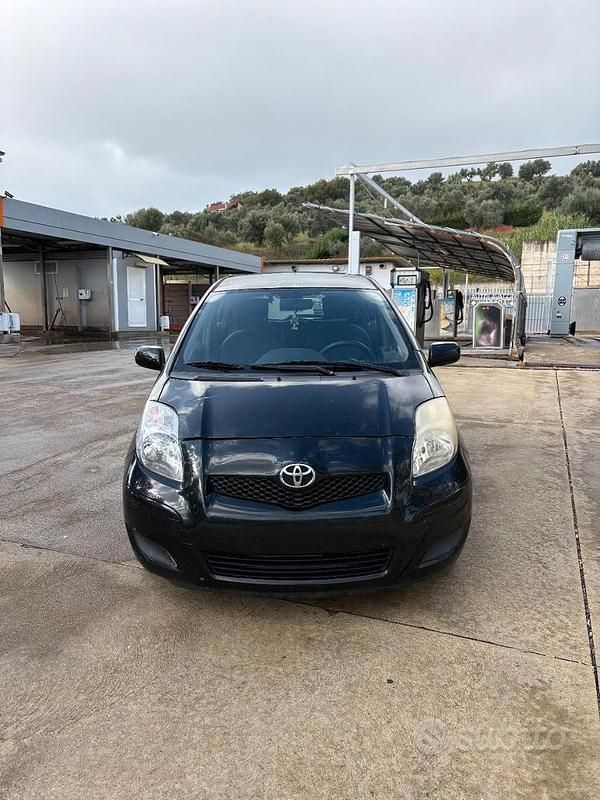 Nero Usata 2009 Toyota Yaris Due volumi | 2200 € (Super prezzo) - Immagine 1/4