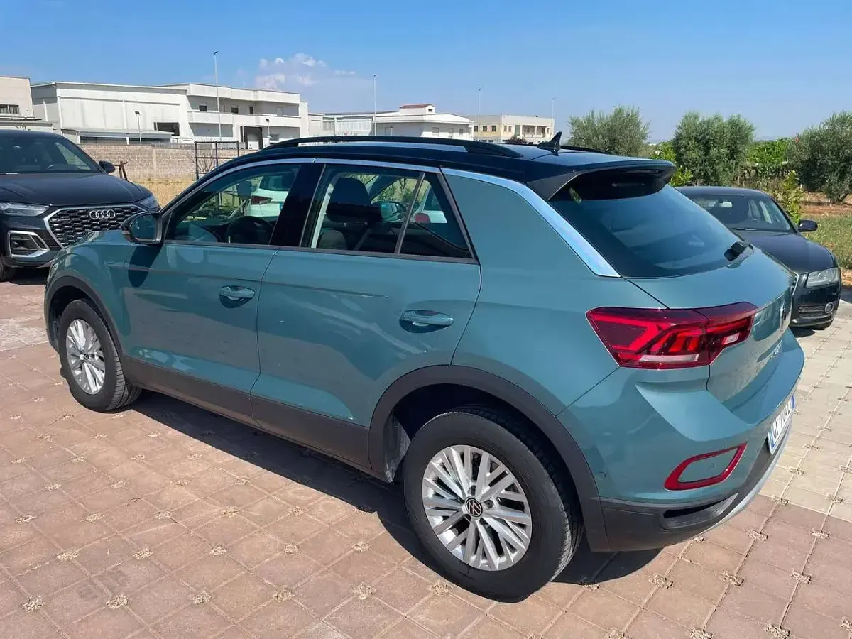 Usata VW T-Roc Life 110 CV (80 kW) 2023 Blu/azzurro SUV