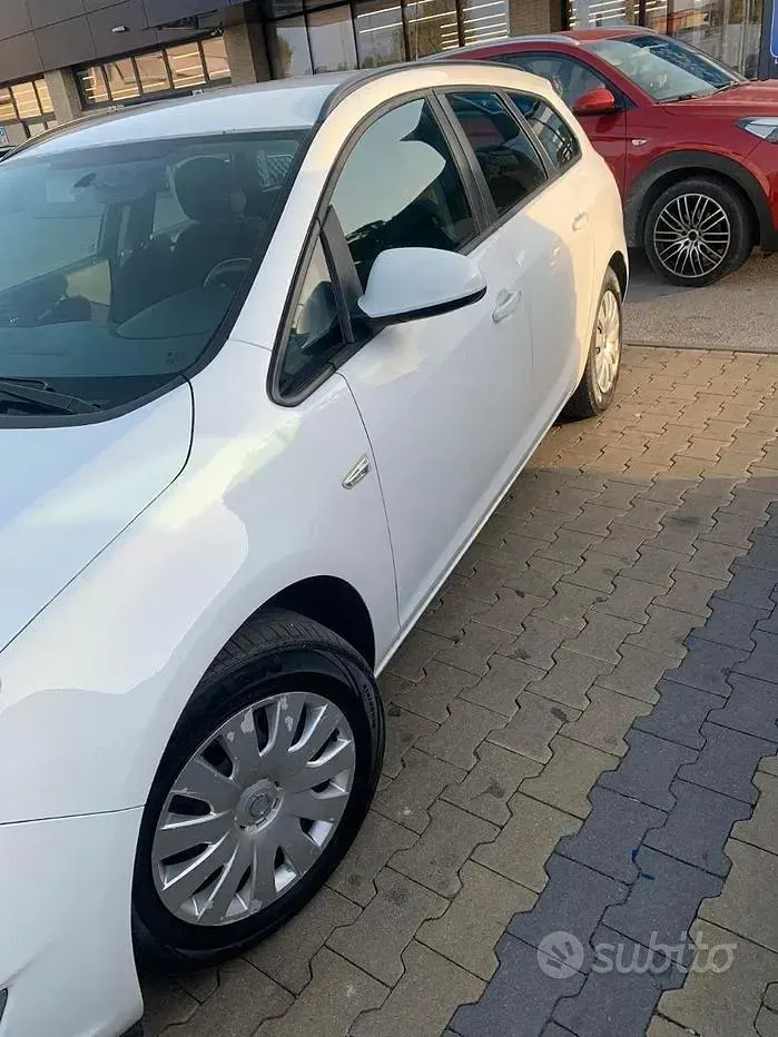 Usata Opel Astra 110 CV (80 kW) 2013 Bianco Station wagon