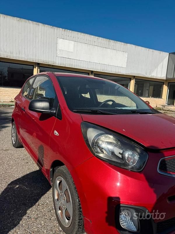 Usata Kia Picanto 68 CV (50 kW) 2012 Rosso Utilitaria