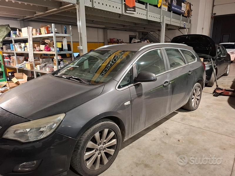 Usata Opel Astra 110 CV (80 kW) 2010 Grigio Station wagon