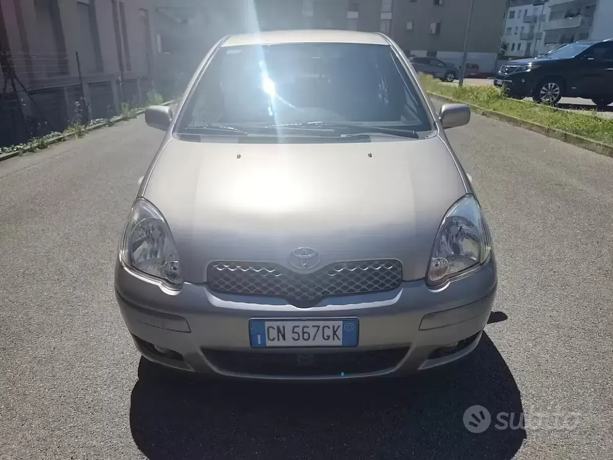 Usata Toyota Yaris 65 CV (47 kW) 2005 Grigio Berlina