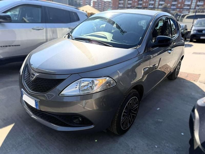 Usata Lancia Ypsilon Gold 69 CV (50 kW) 2021 Grigio Utilitaria