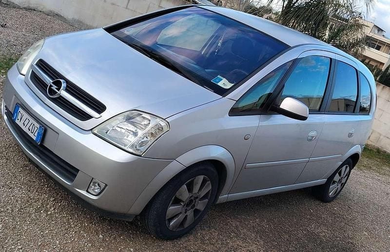 Usata Opel Meriva Cosmo 101 CV (74 kW) 2005 Argento Monovolume