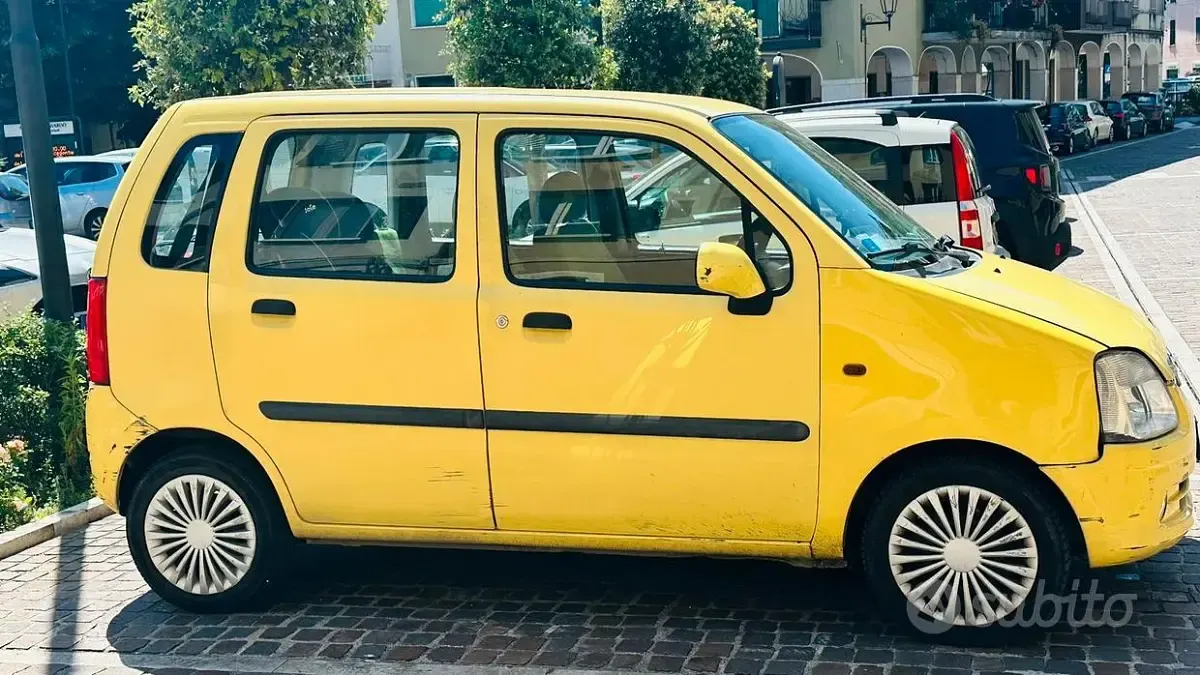 Usata Opel Agila 75 CV (55 kW) 2003 Giallo Monovolume
