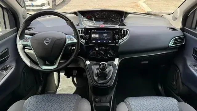 Usata Lancia Ypsilon Gold 69 CV (50 kW) 2023 Bianco pastello Utilitaria
