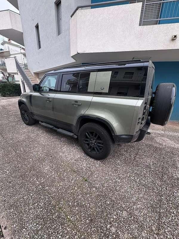 Usata Land Rover Defender SE Dynamic 200 CV (147 kW) 2023 Verde SUV