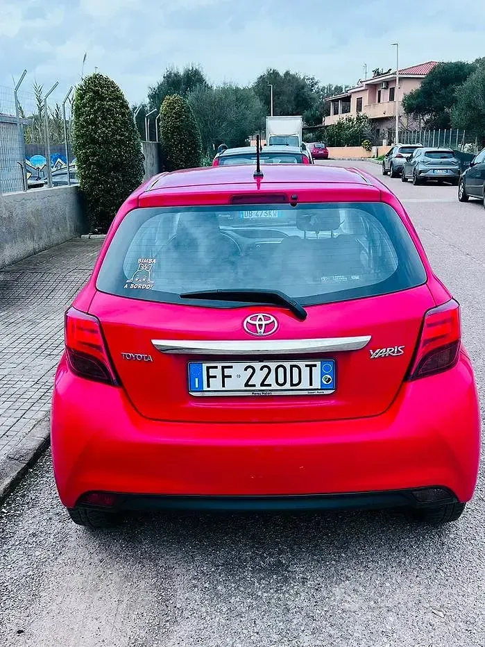 Usata Toyota Yaris 90 CV (66 kW) 2016 Rosso Berlina