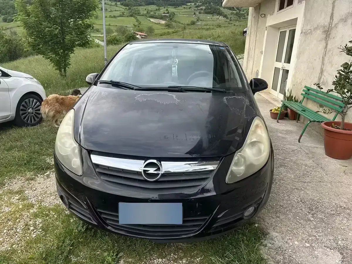 Begagnad Opel Corsa 65 HK (47 kW) 2010 Svart Halvkombi
