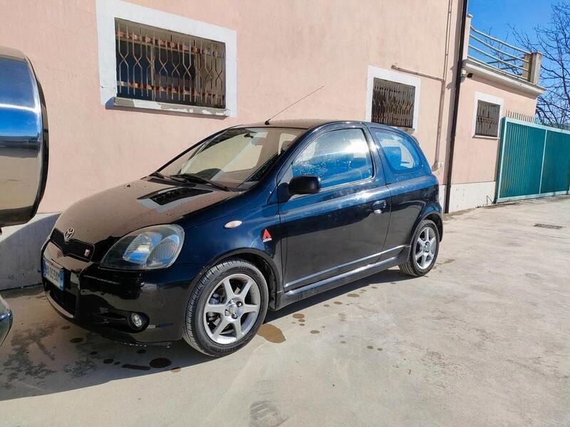 Usata Toyota Yaris 104 CV (76 kW) 2002 Nero Utilitaria