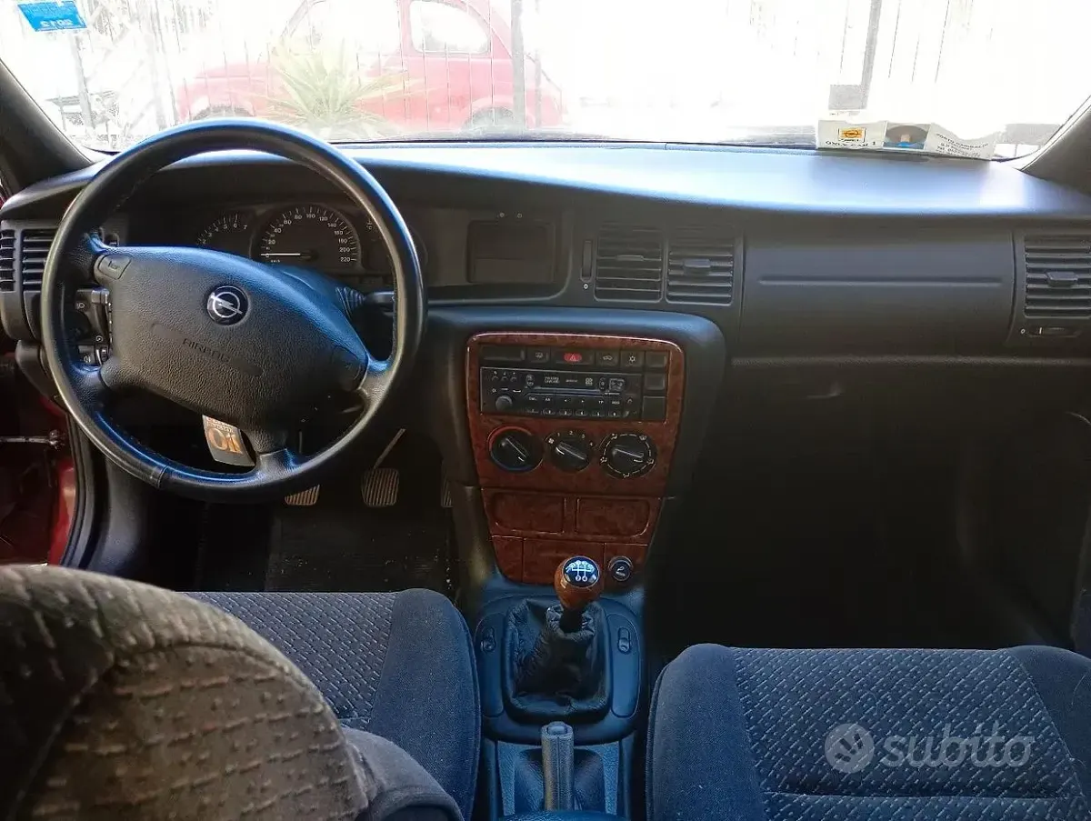 Usata Opel Vectra 90 CV (66 kW) 1996 Rosso Berlina