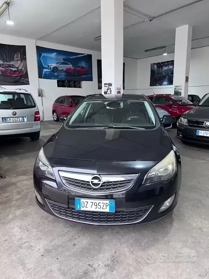 Usata Opel Astra Cosmo 160 CV (117 kW) 2010 Nero Berlina