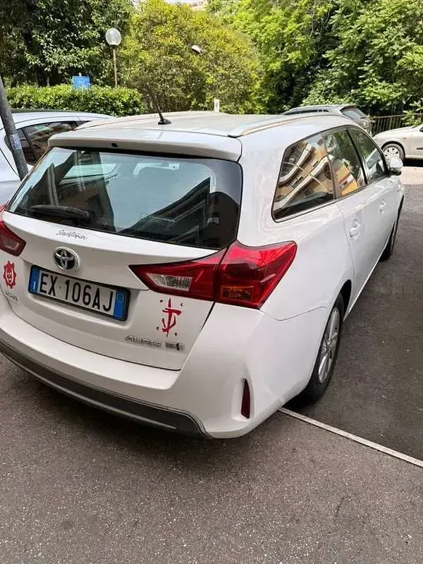 Usata Toyota Auris Hybrid Active 99 CV (72 kW) 2014 Bianco Station wagon