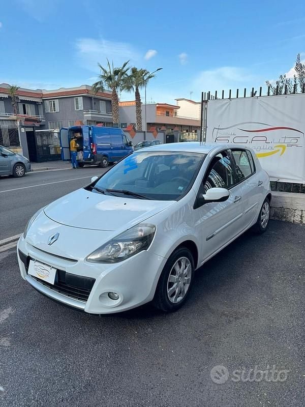 Usata Renault Clio II Dynamique 72 CV (52 kW) 2010 Bianco Berlina