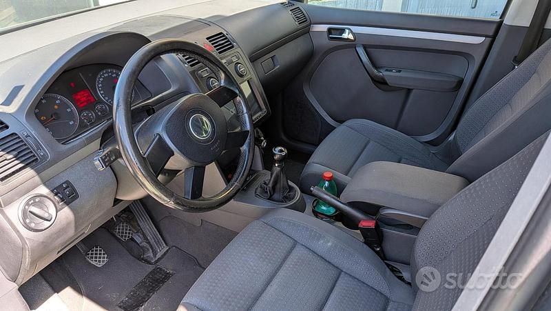 Begagnad VW Touran 140 HK (102 kW) 2004 Grå Minibuss