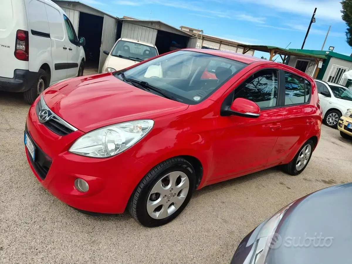 Usata Hyundai i20 Comfort 90 CV (66 kW) 2011 Rosso Utilitaria