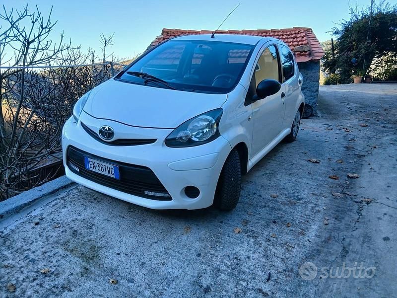 Bianco Usata 2012 Toyota Aygo Due volumi | 3900 € (Buon prezzo) - Immagine 1/4