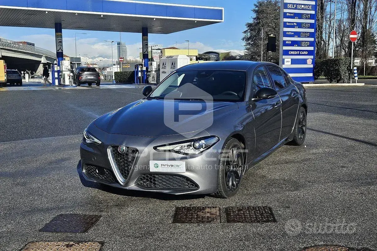 Begagnad Alfa Romeo Giulia 160 HK (117 kW) 2019 Grå Sedan