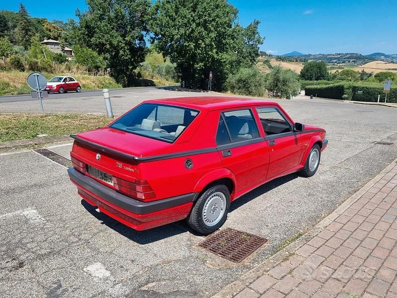 Usata Alfa Romeo 75 148 CV (108 kW) 1991 Rosso Berlina