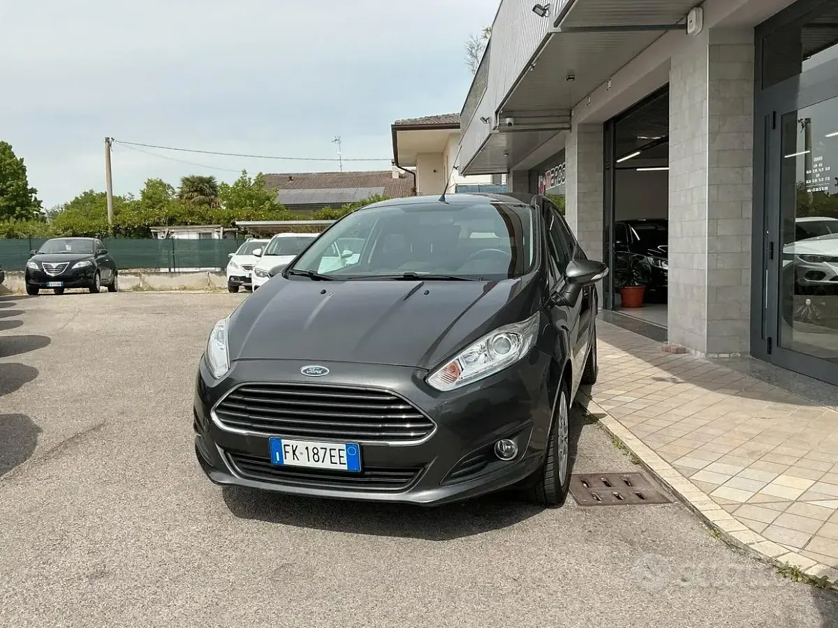Usata Ford Fiesta 95 CV (69 kW) 2017 Grigio Utilitaria