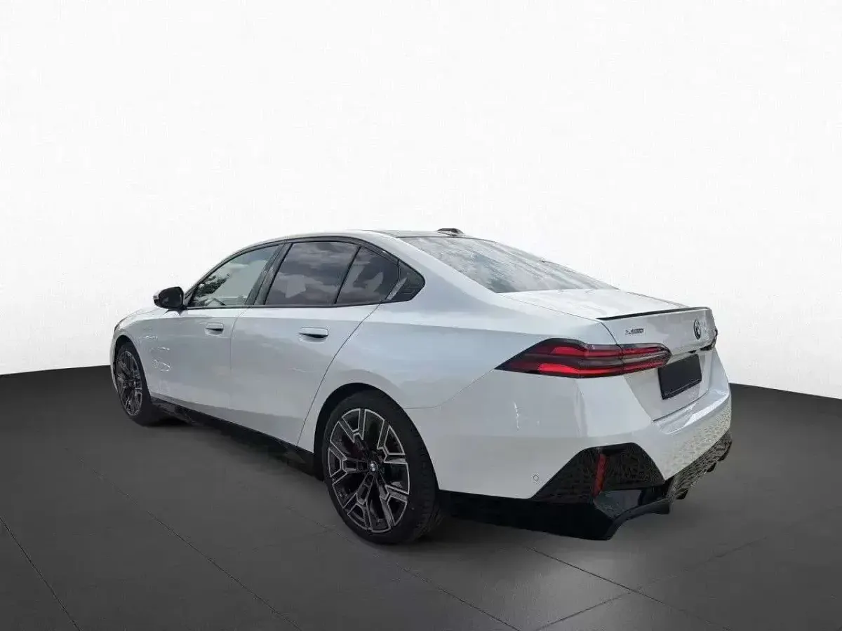Usata BMW 550e M Sport 489 CV (359 kW) 2025 Bianca minerale Berlina