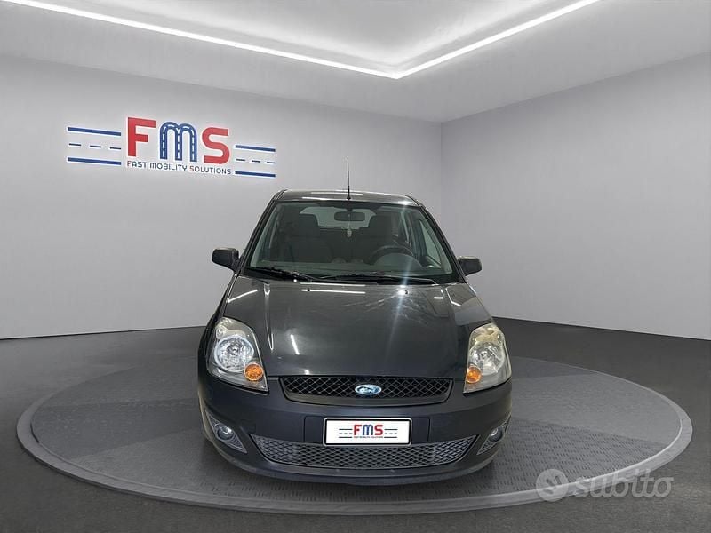 Usata Ford Fiesta Titanium 102 CV (75 kW) 2008 Grigio Utilitaria
