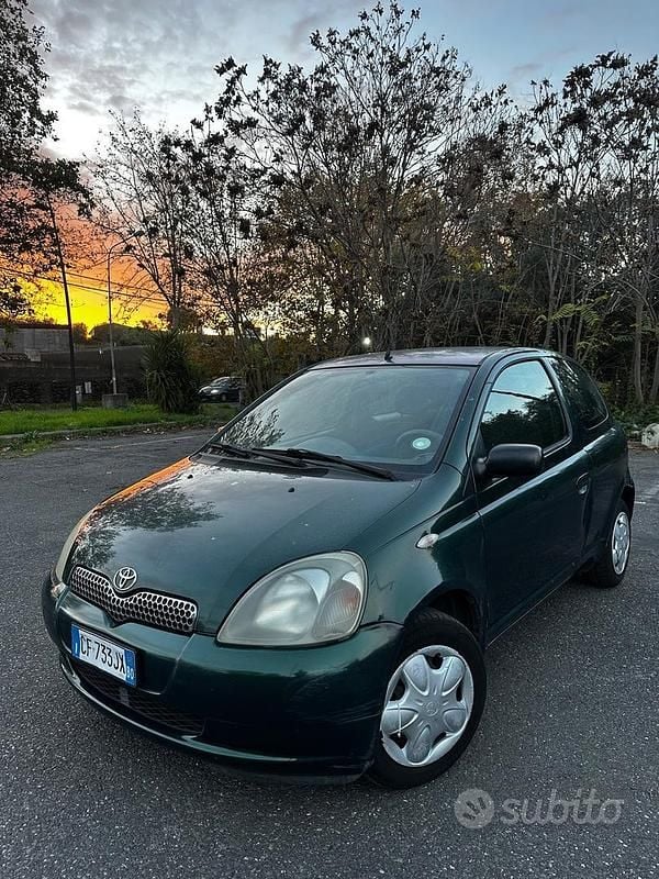 Verde Usata 2003 Toyota Yaris Tre volumi | 1690 € (Buon prezzo) - Immagine 1/4