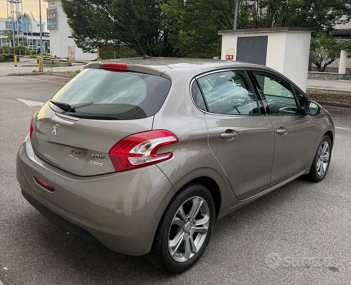 Usata Peugeot 208 Access 68 CV (50 kW) 2014 Marrone Utilitaria