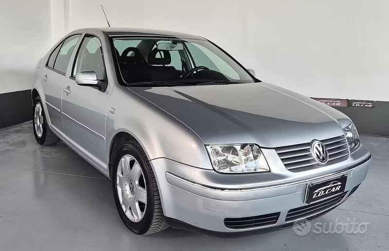 Usado VW Bora Highline 105 CV (77 kW) 2000 Gris Berlina
