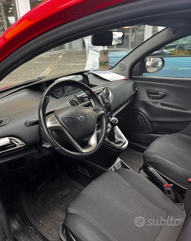 Usata Lancia Ypsilon Gold 69 CV (50 kW) 2018 Rosso Utilitaria