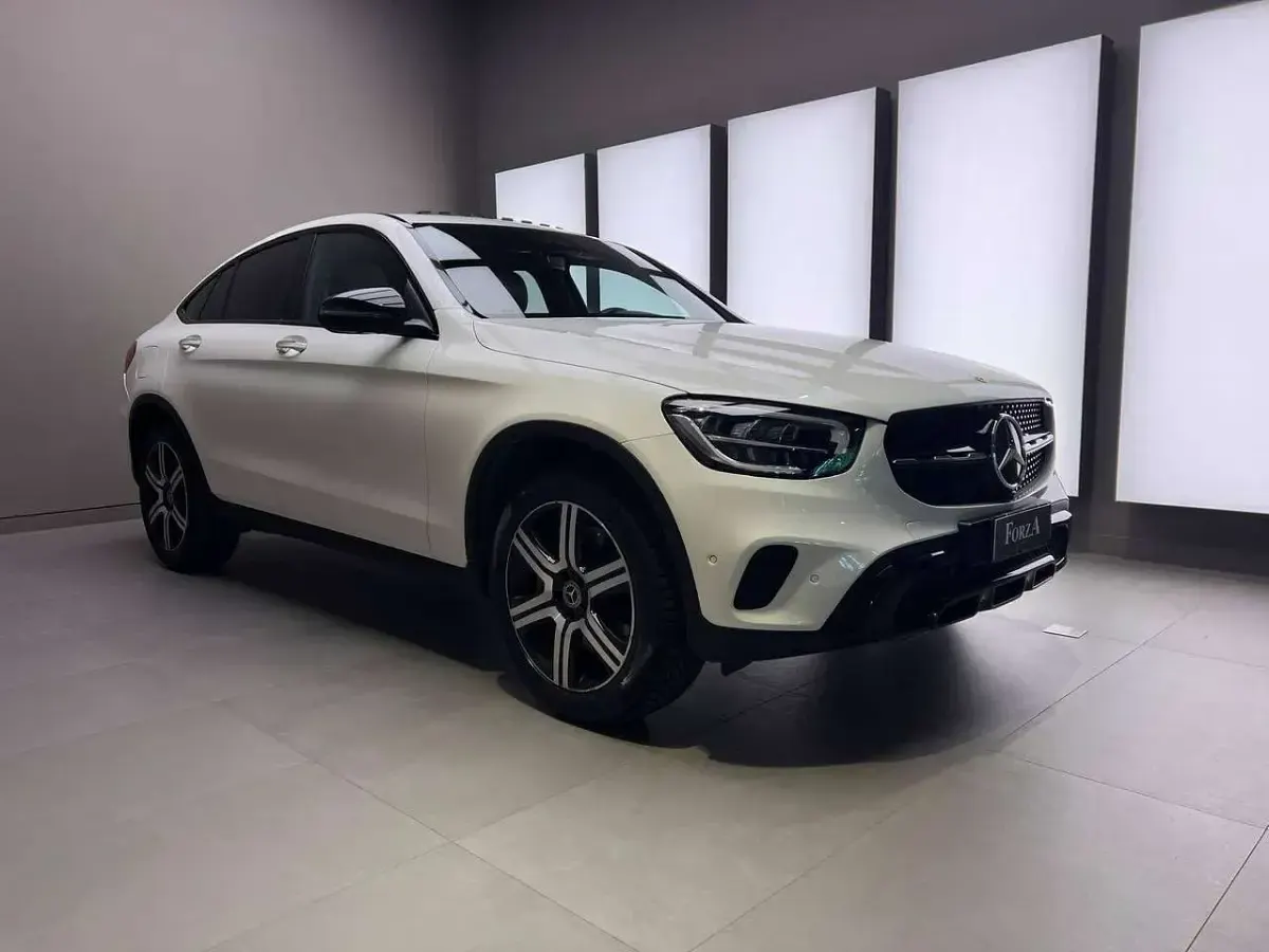 Usata Mercedes GLC300e 194 CV (142 kW) 2022 Bianco diamante Coupé