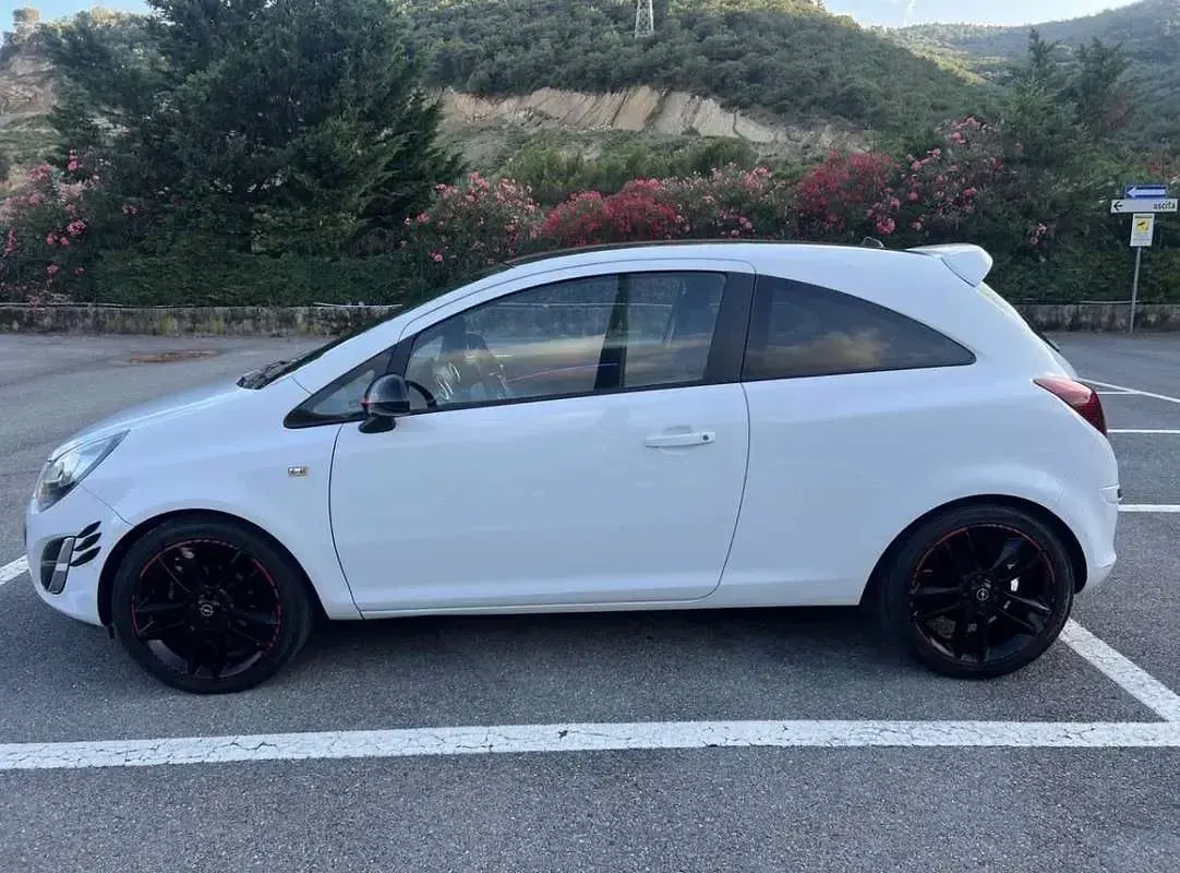 Usata Opel Corsa Color Edition 95 CV (69 kW) 2014 Utilitaria