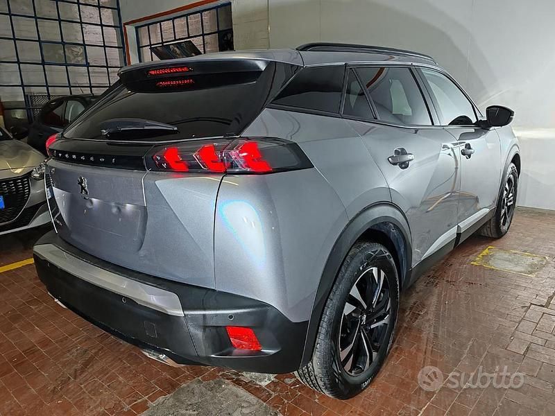 Usata Peugeot 2008 Allure 131 CV (96 kW) 2023 Grigio platinium SUV