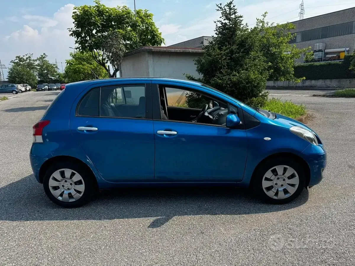 Usata Toyota Yaris Sol 101 CV (74 kW) 2010 Blu Utilitaria
