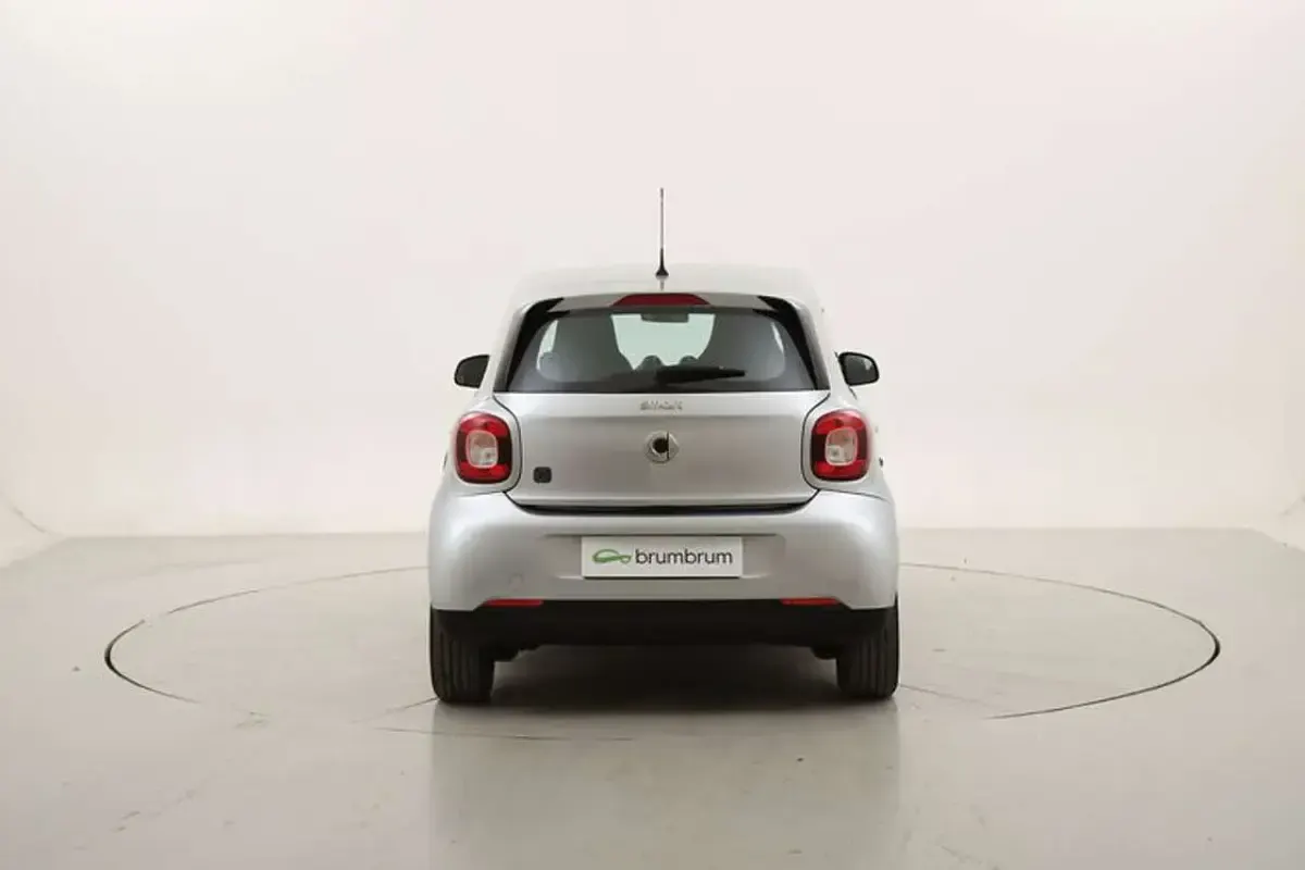 Usata Smart ForFour Electric Drive Passion 41 kW (56 CV) 2022 Argento Utilitaria