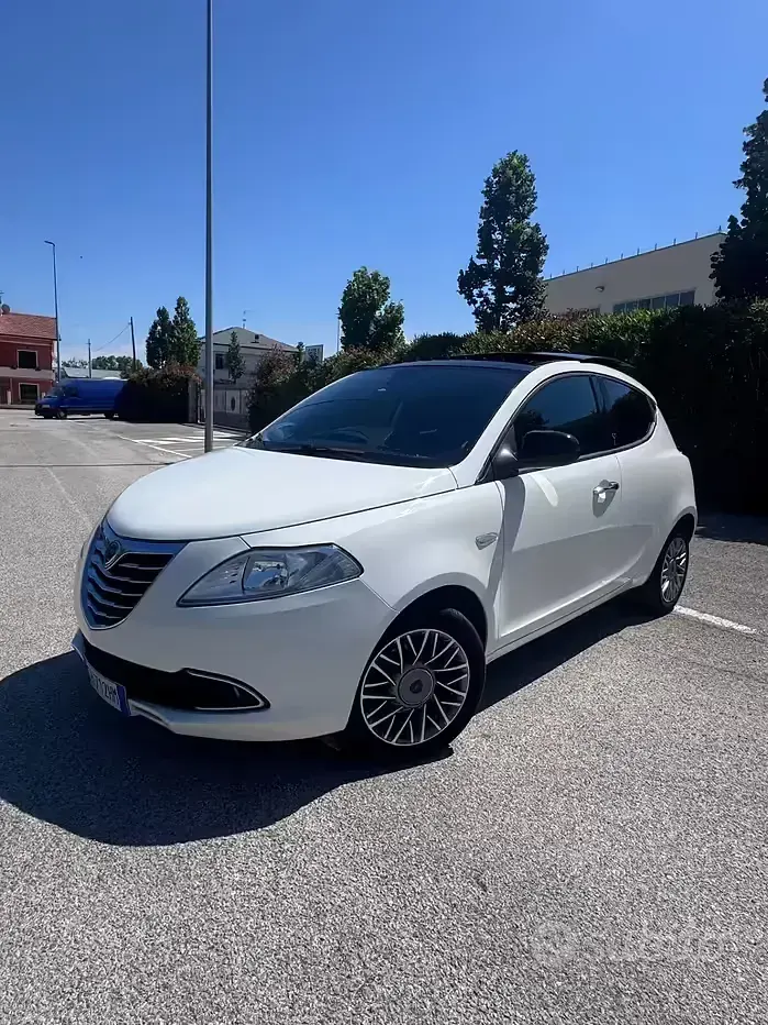 Usata Lancia Ypsilon Platinum 95 CV (69 kW) 2011 Bianco Utilitaria