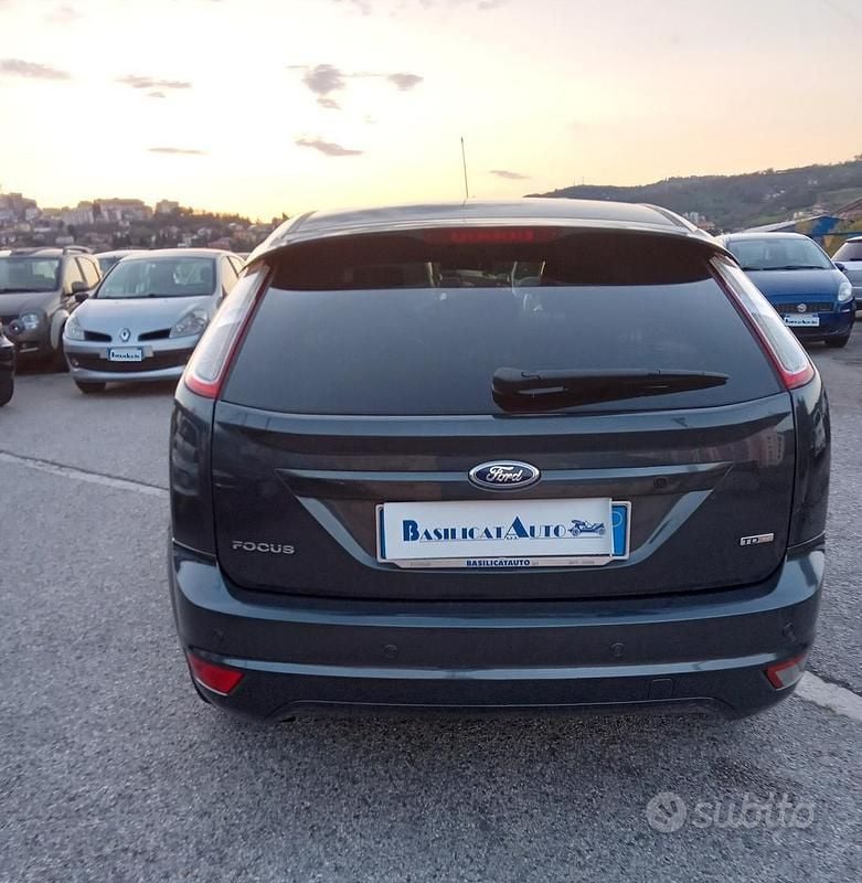 Usata Ford Focus 110 CV (80 kW) 2010 Grigio Berlina