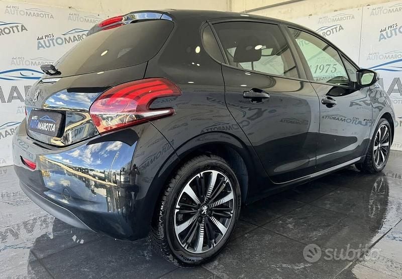 Usata Peugeot 208 Signature Sky 100 CV (73 kW) 2019 Nero Utilitaria