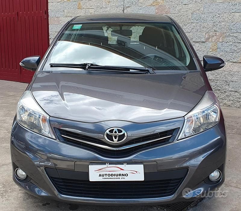 Grigio Usata 2013 Toyota Yaris Lounge Due volumi | 8900 € (Buon prezzo) - Immagine 1/4