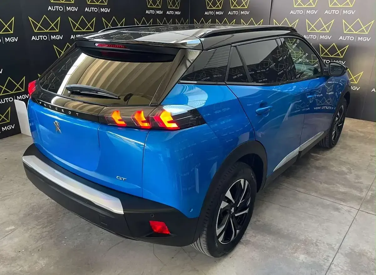 Usata Peugeot e-2008 GT 100 kW (136 CV) 2023 Blu/azzurro SUV