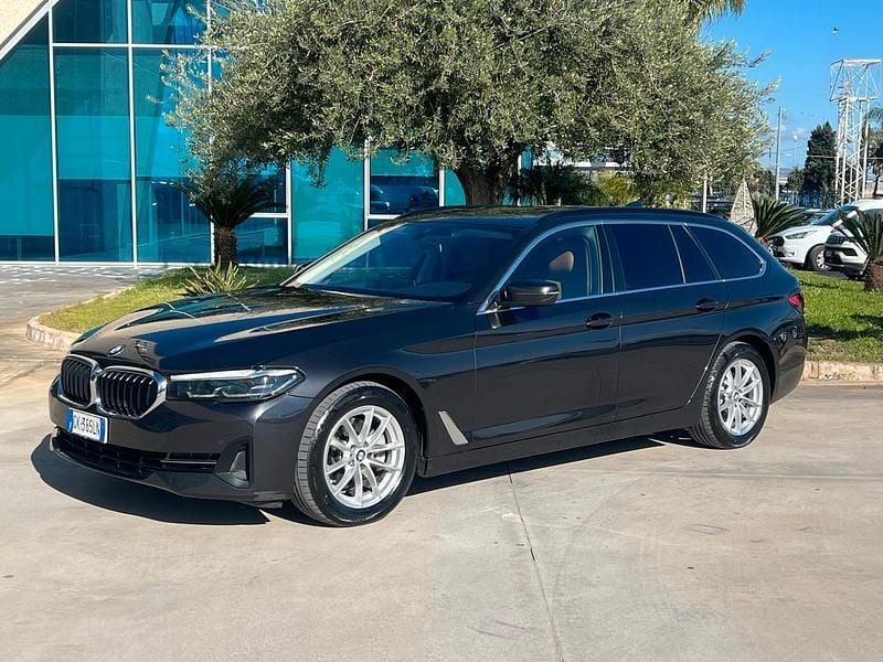 Usata BMW 520 Luxury Line 190 CV (139 kW) 2022 Grigio Station wagon