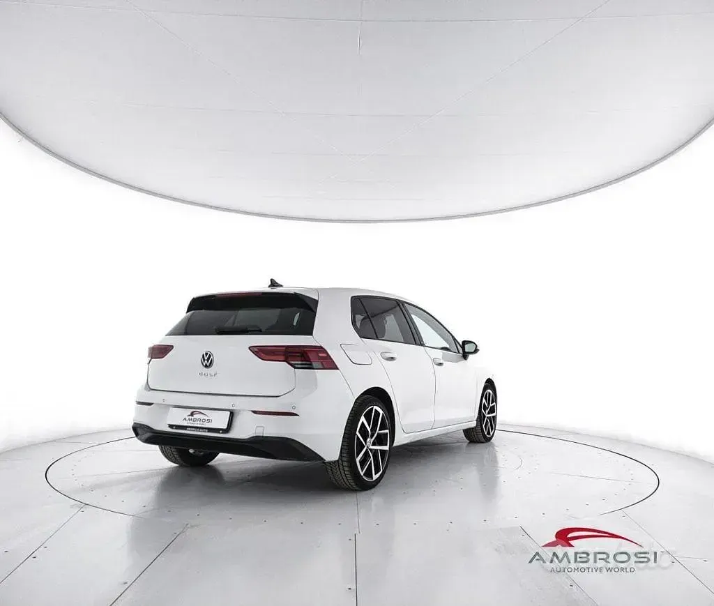 Usata VW Golf VIII Life 110 CV (80 kW) 2021 Bianco Utilitaria