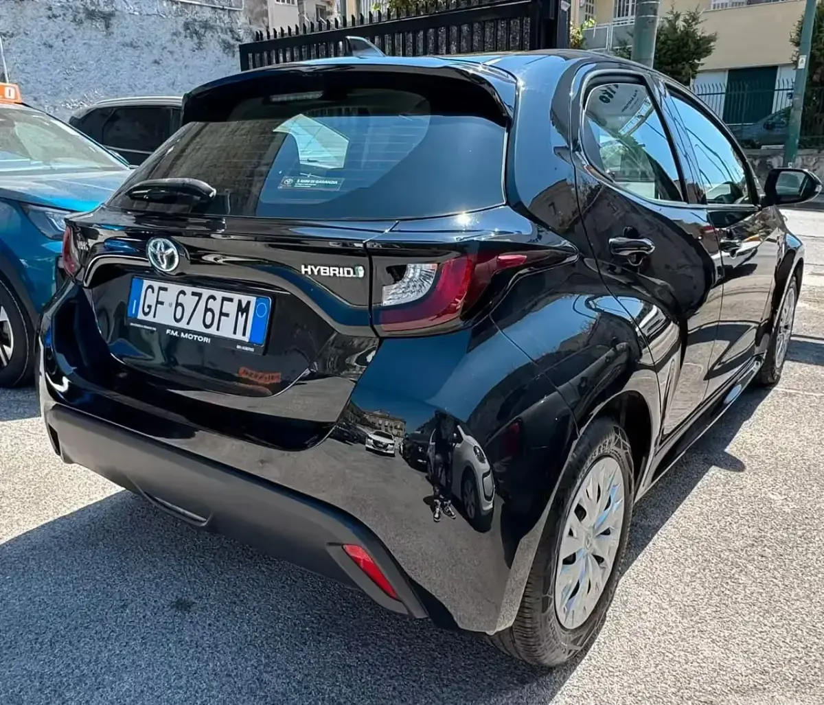 Usata Toyota Yaris Hybrid Active 92 CV (67 kW) 2021 Nero Berlina