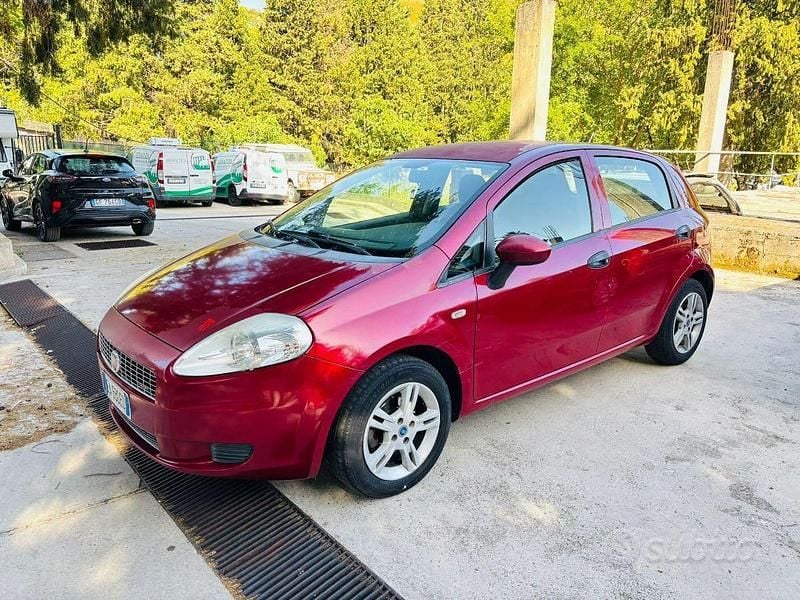 Rosso Usata 2010 Fiat Grande Punto Dynamic Due volumi | 1900 € (Super prezzo) - Immagine 1/4