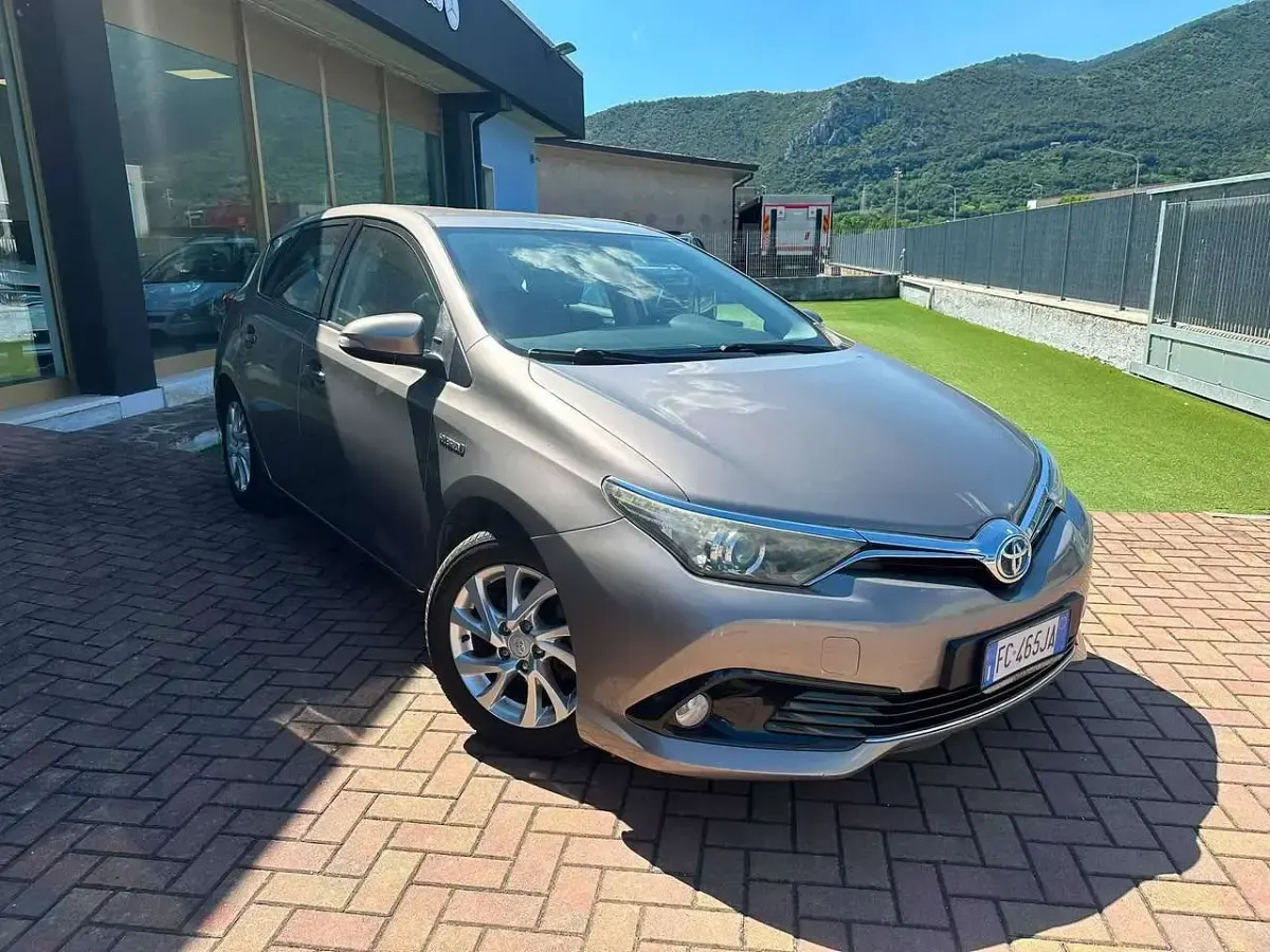 Usata Toyota Auris Hybrid Active 99 CV (72 kW) 2016 Grigio Berlina
