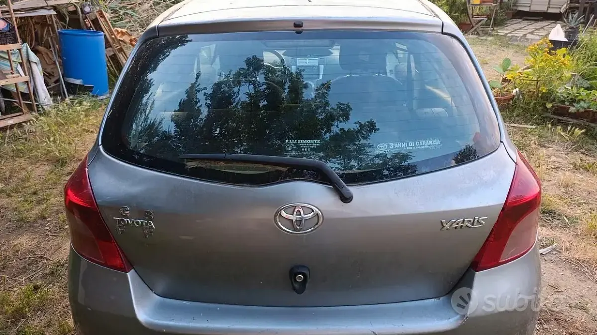 Usata Toyota Yaris 69 CV (50 kW) 2006 Grigio Utilitaria
