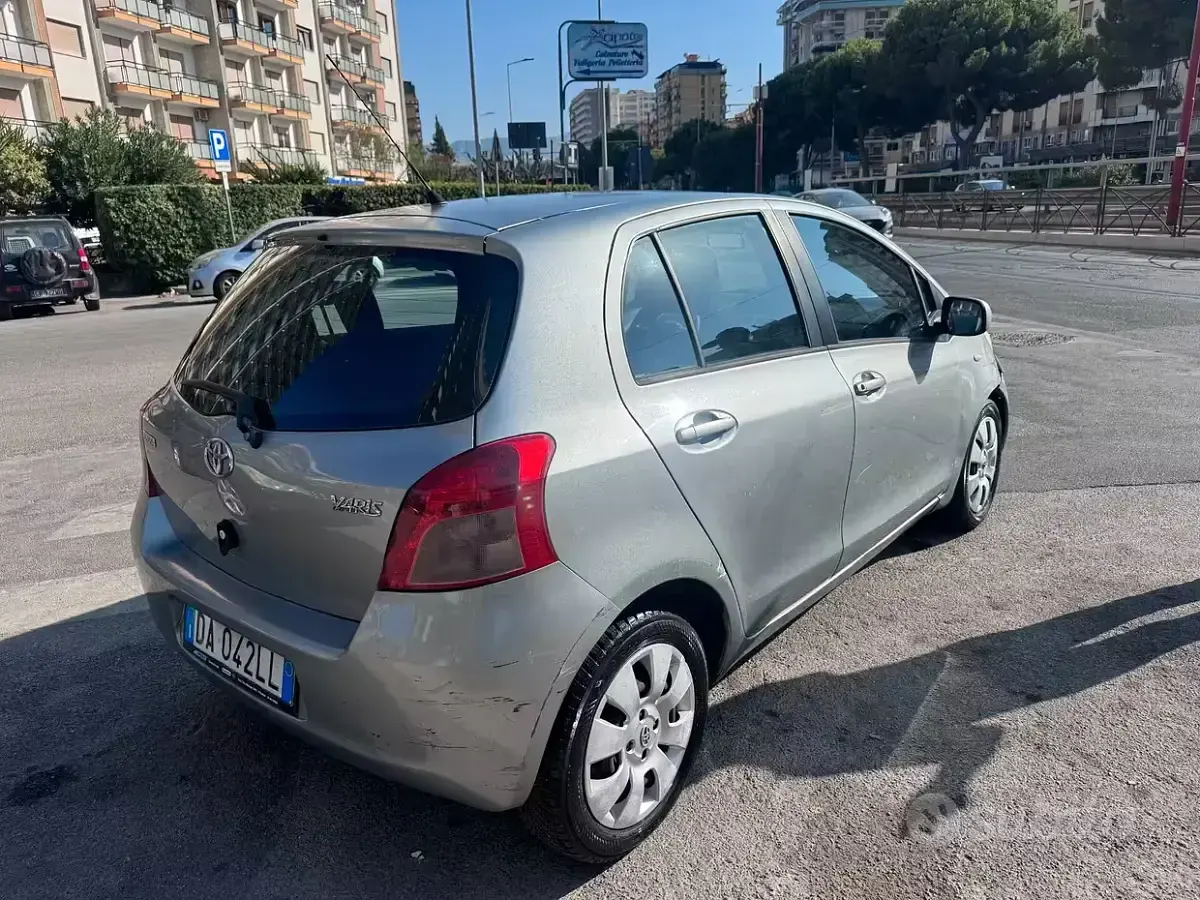 Usata Toyota Yaris 87 CV (63 kW) 2006 Grigio Berlina